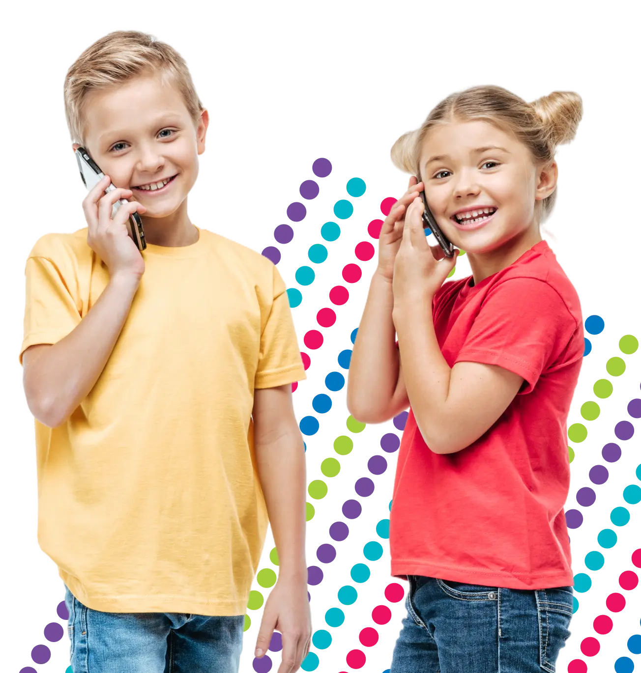 Wesołe małe dzieci rozmawiają przez telefon