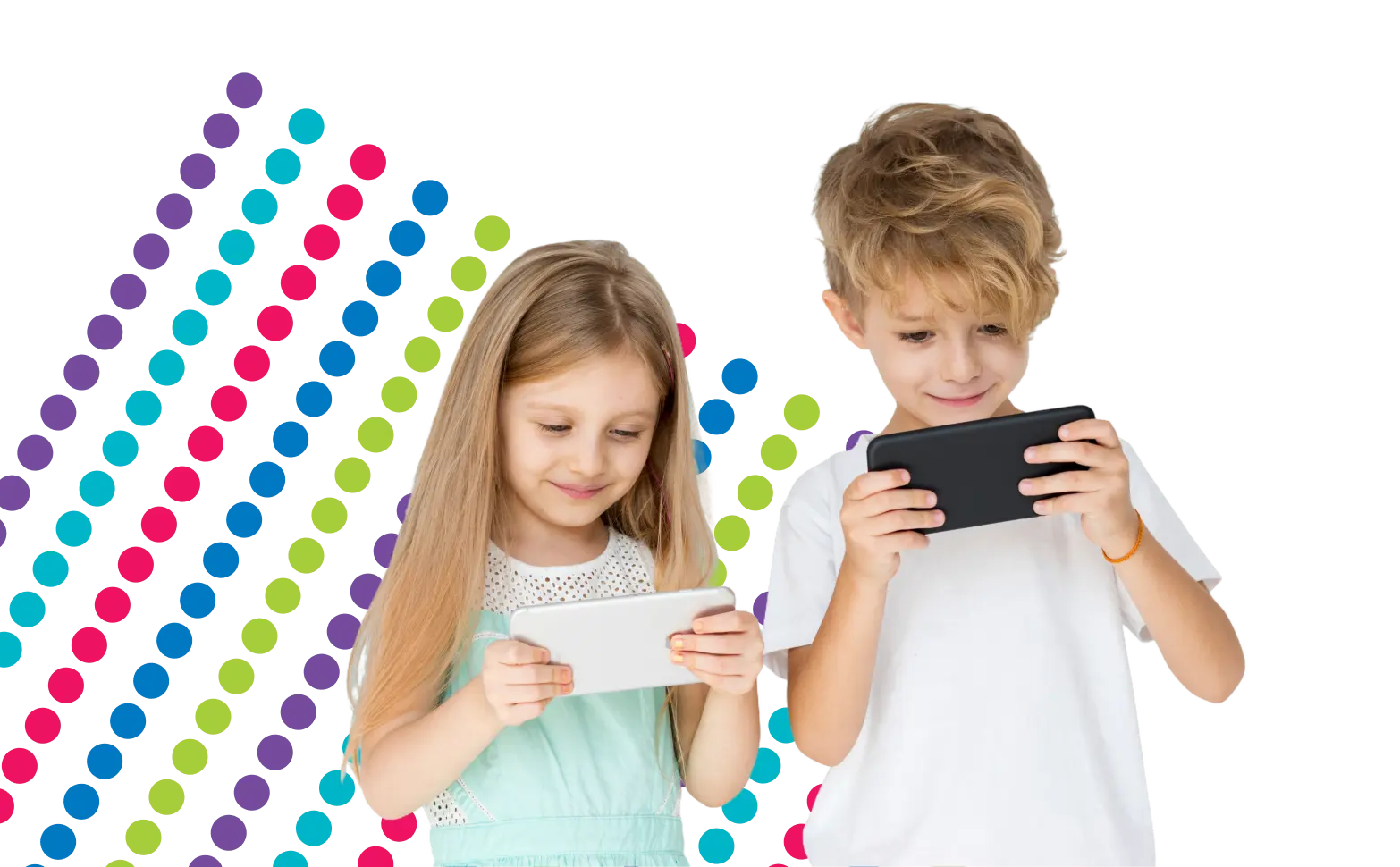 Szczęśliwi uczniowie korzystający ze smartfonów